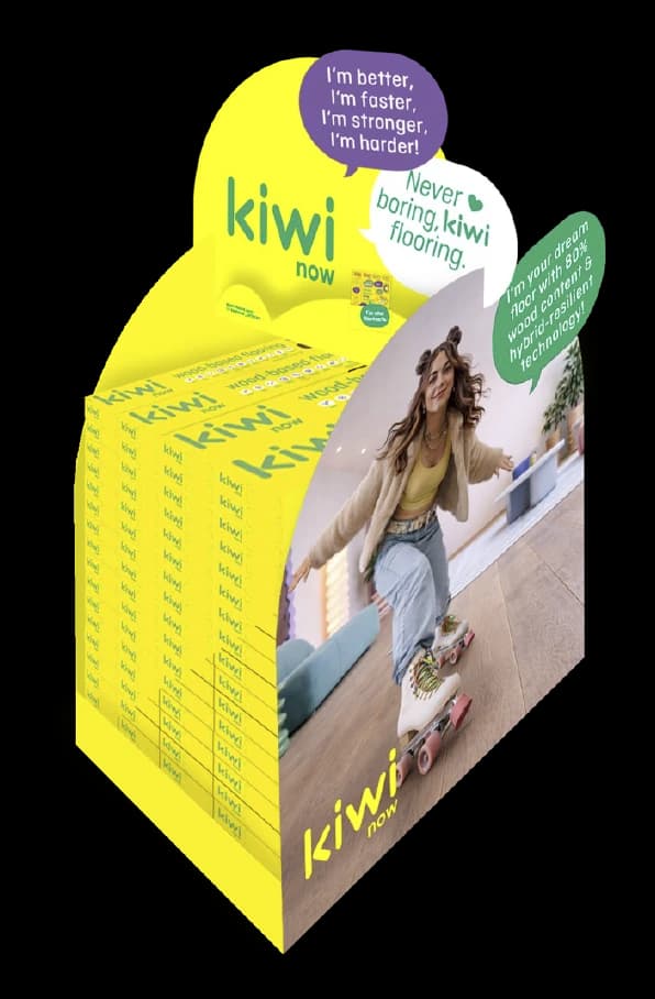 Warenaufsteller mit gestapelten kiwi now Paketen und Claim-Topper