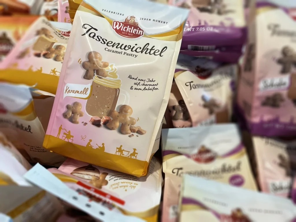 Wicklein Tassenwichtel Caramel Pastry in-store, the other flavours behind it in their own colour codes
