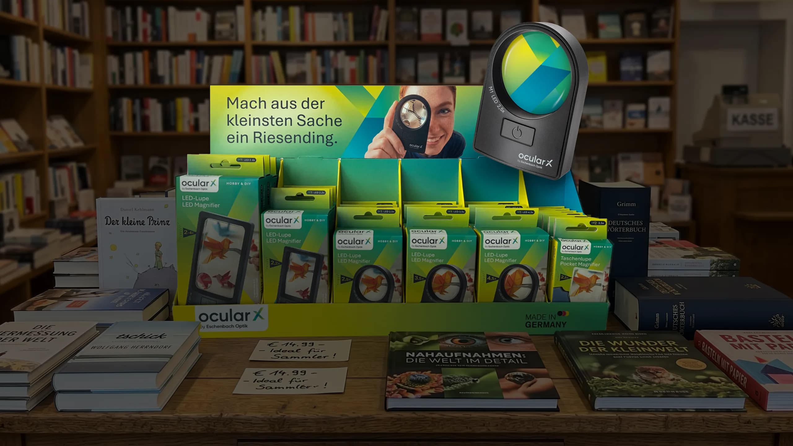 OCULAR X im Buchhandel: Display mit Lupen und Keyvisual zwischen Büchern
